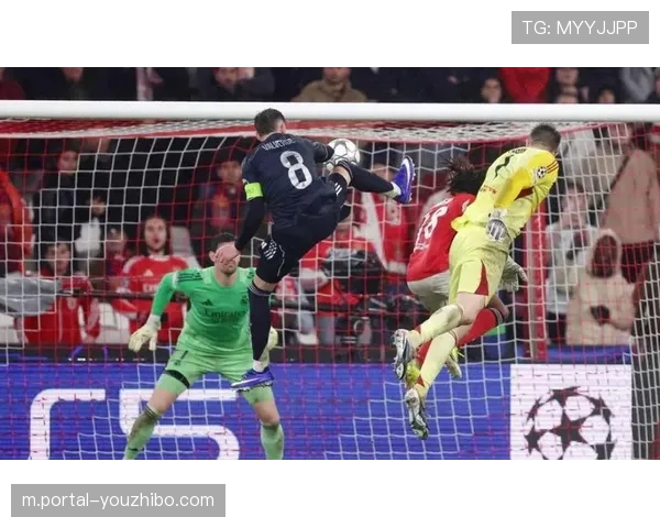 九人应战惨遭门将绝杀 皇马防线崩溃引发更衣室震荡 九人应战惨遭门将绝杀 皇马防线崩溃引发更衣室震荡